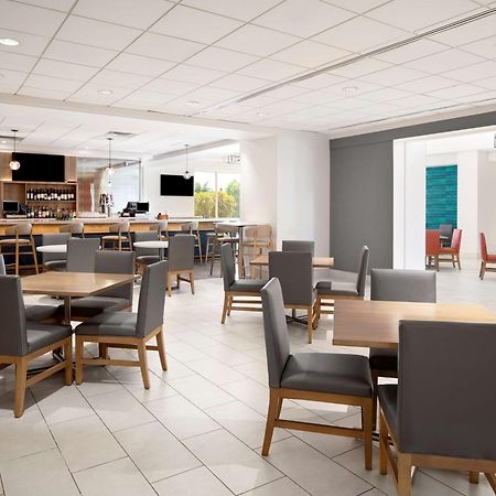 Embassy Suites By Hilton Tampa Airport Westshore Exteriör bild
