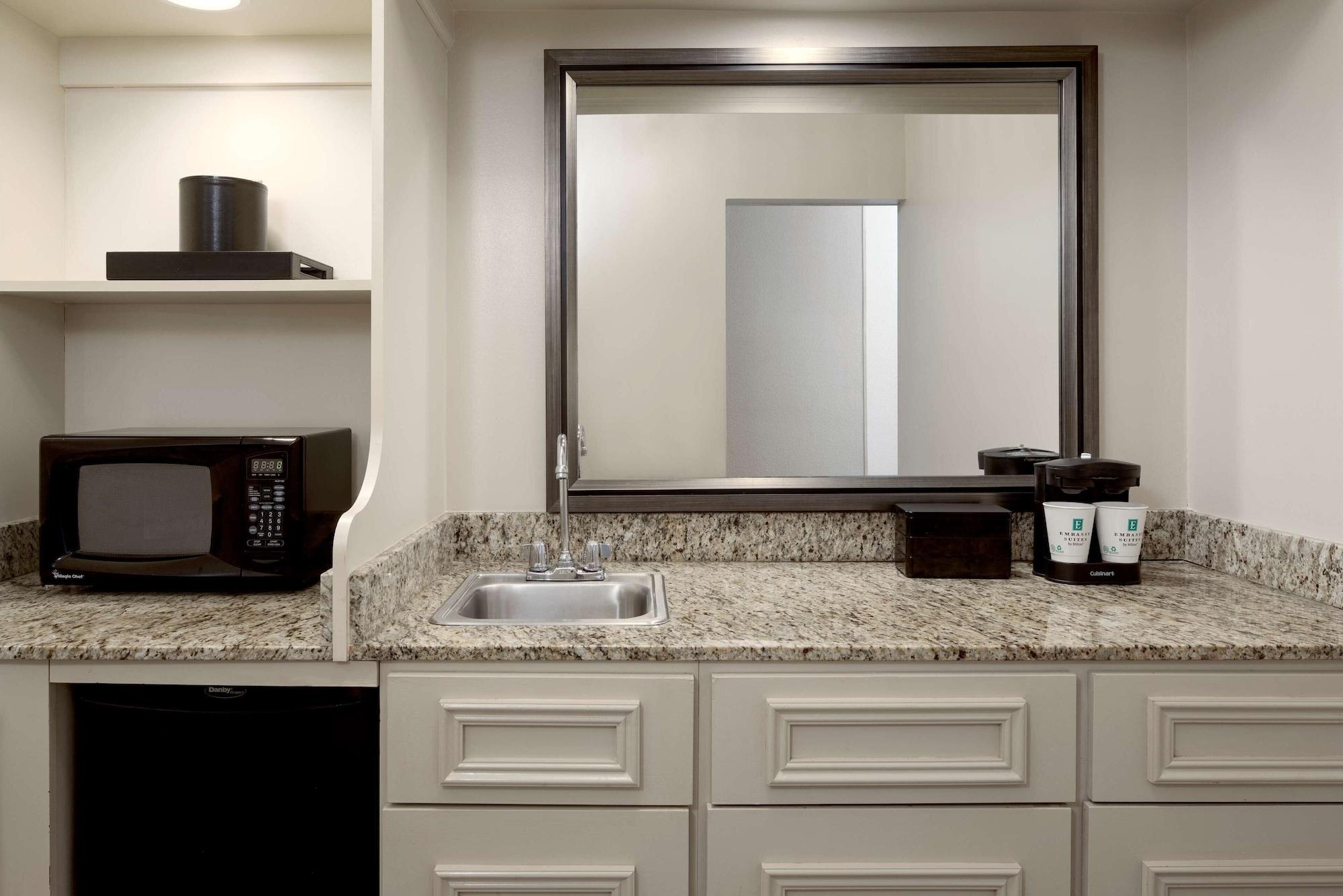 Embassy Suites By Hilton Tampa Airport Westshore Exteriör bild