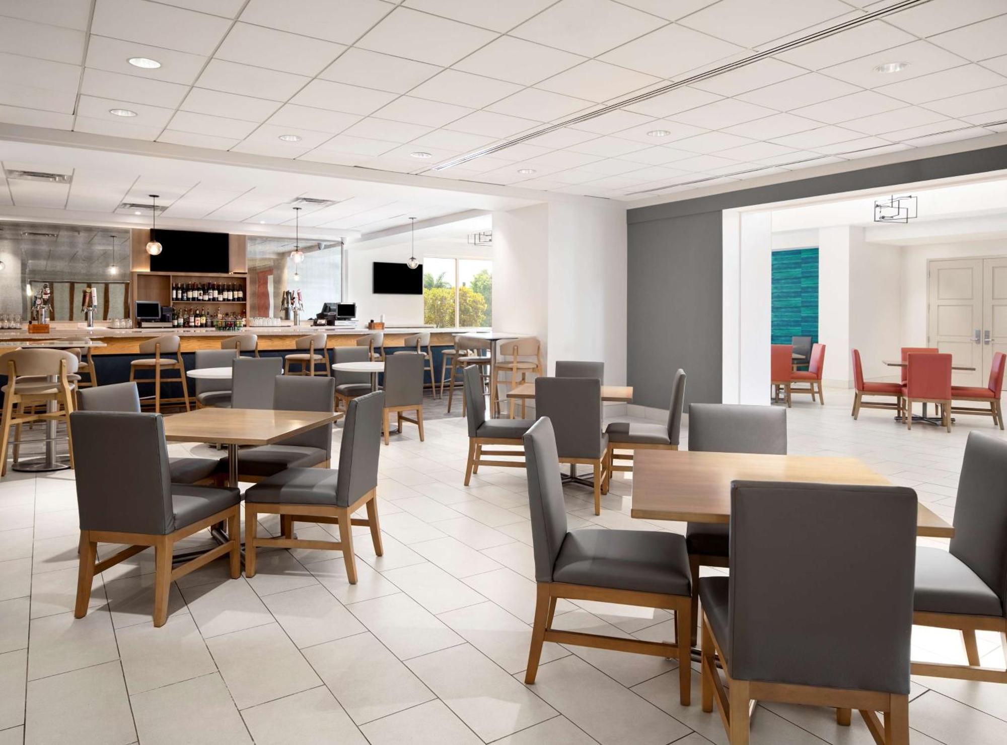 Embassy Suites By Hilton Tampa Airport Westshore Exteriör bild